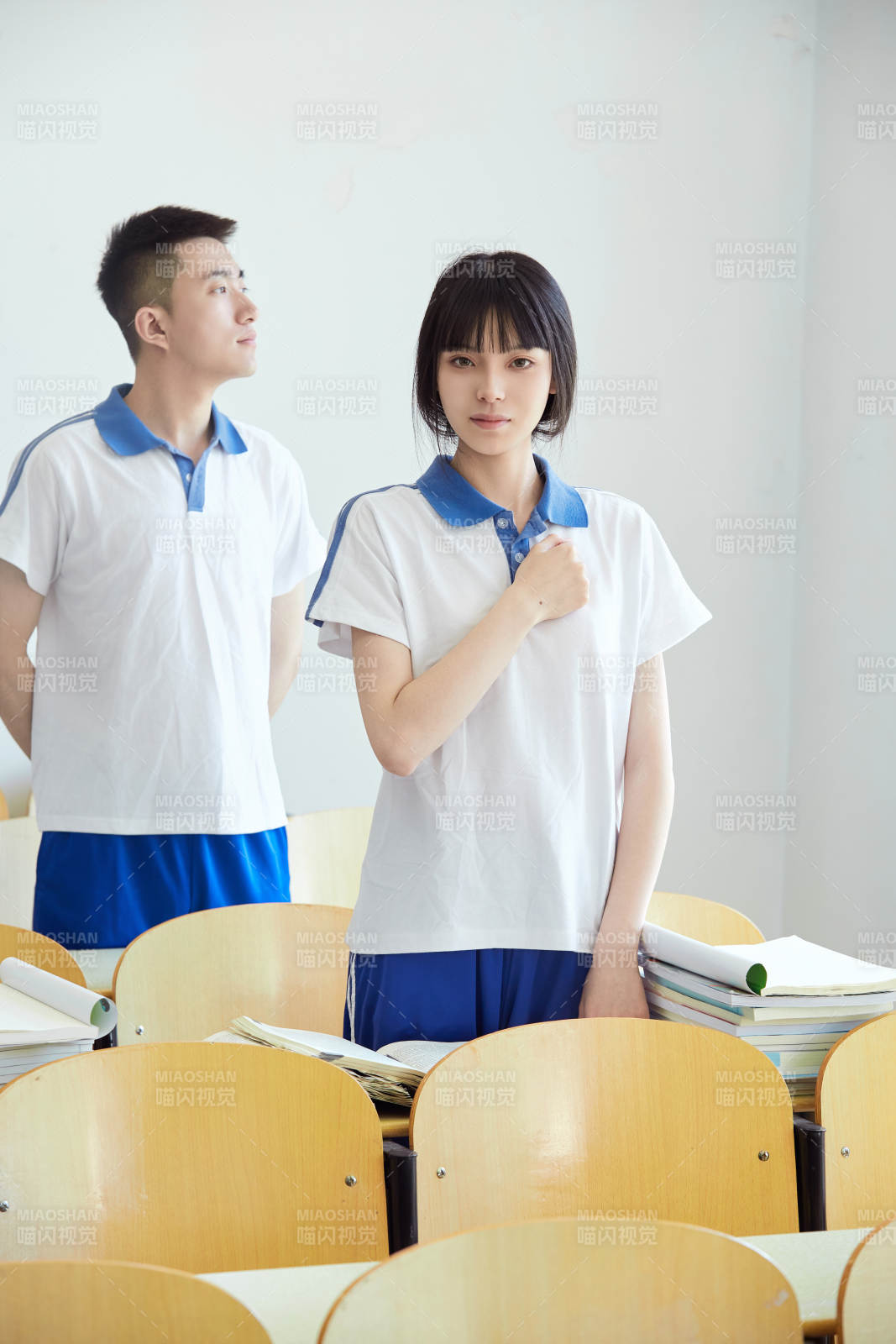 教室里努力看书学习备战高考的高中生图片