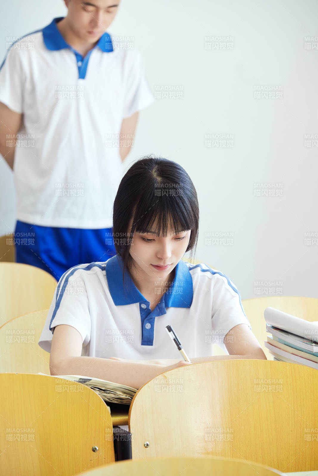 教室里努力看书学习备战高考的高中生图片