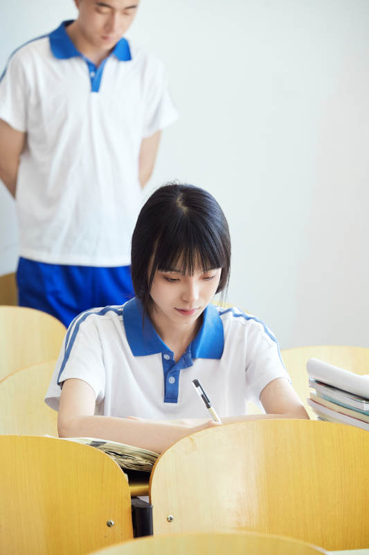 教室里努力看书学习备战高考的高中生图片