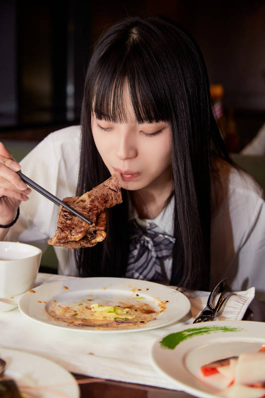 在酒店自助餐厅大吃特吃的可爱少女图片