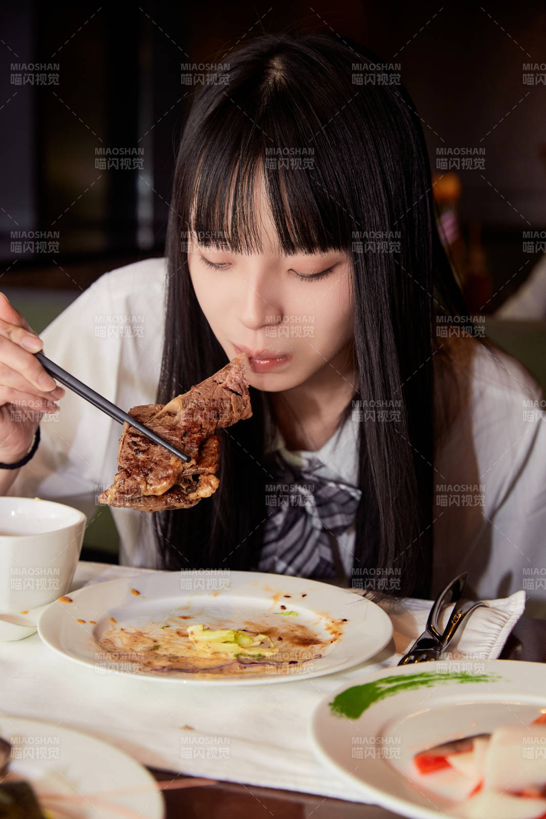 在酒店自助餐厅大吃特吃的可爱少女图片