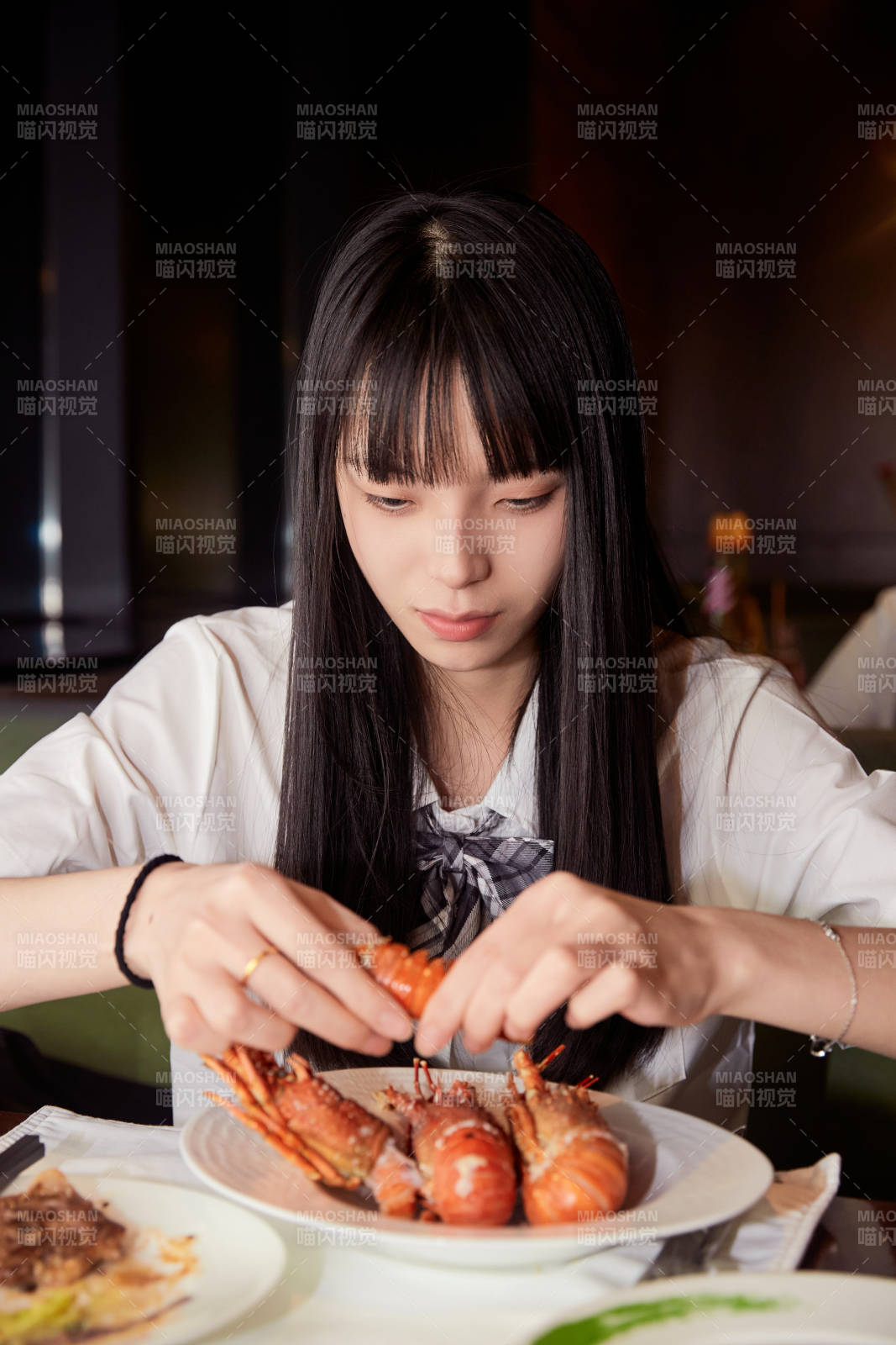 在酒店自助餐厅大吃特吃的可爱少女图片