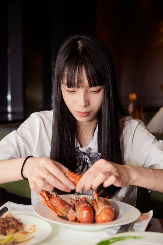 在酒店自助餐厅大吃特吃的可爱少女图片