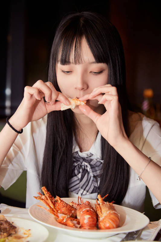 在酒店自助餐厅大吃特吃的可爱少女图片