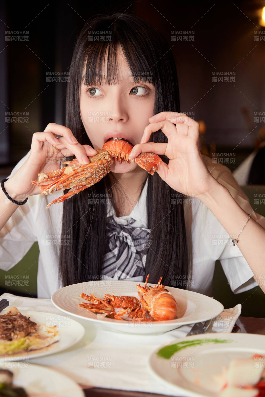 在酒店自助餐厅大吃特吃的可爱少女图片