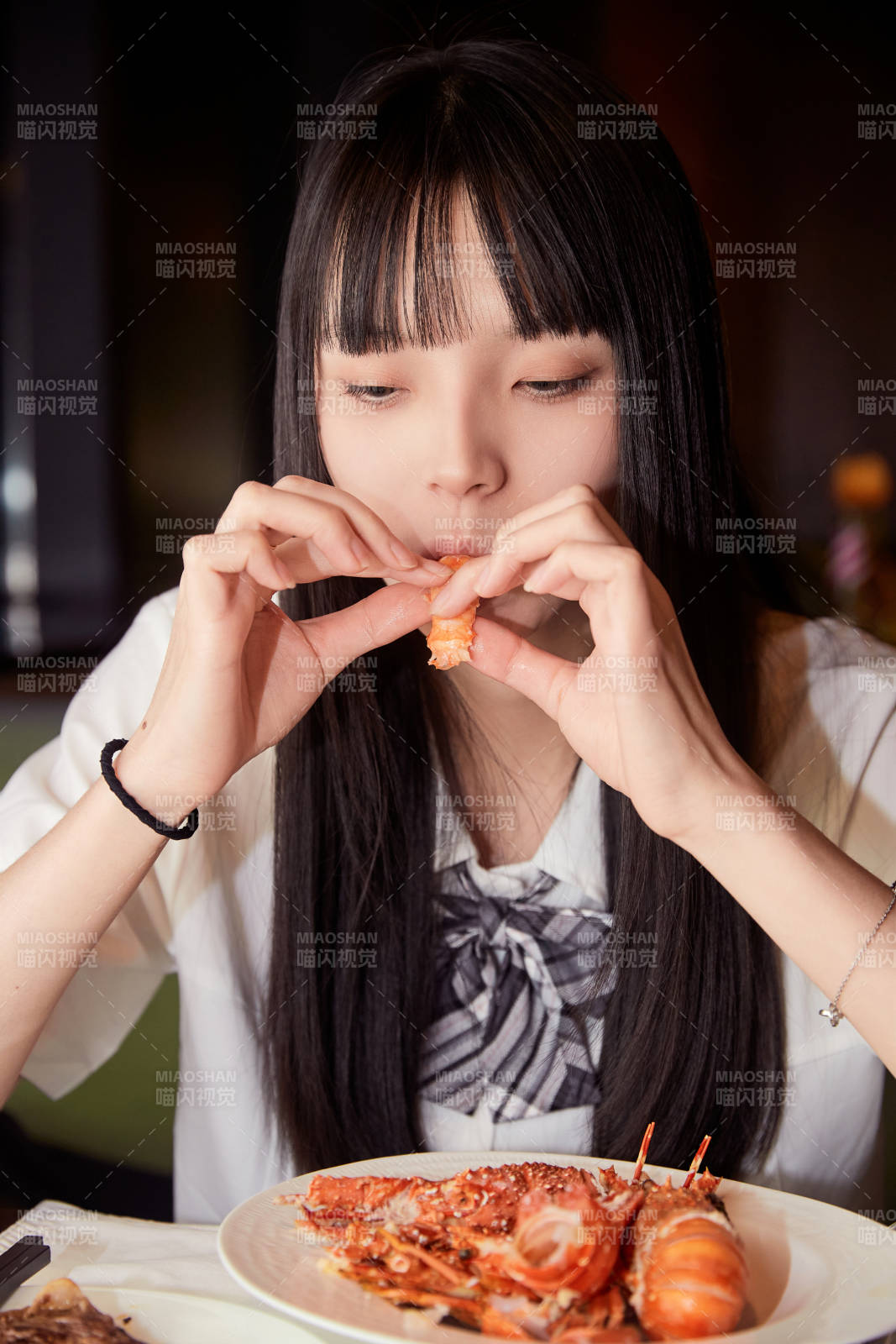 在酒店自助餐厅大吃特吃的可爱少女图片