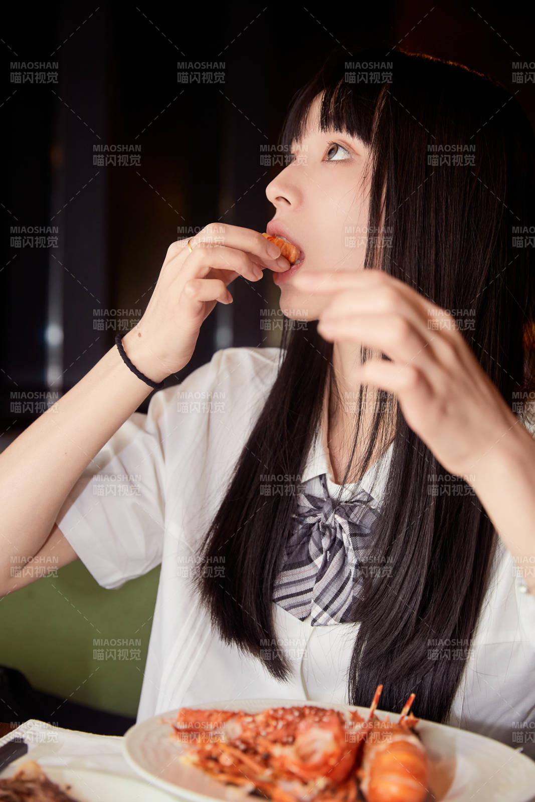 在酒店自助餐厅大吃特吃的可爱少女图片