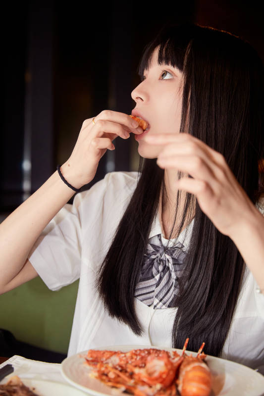 在酒店自助餐厅大吃特吃的可爱少女图片