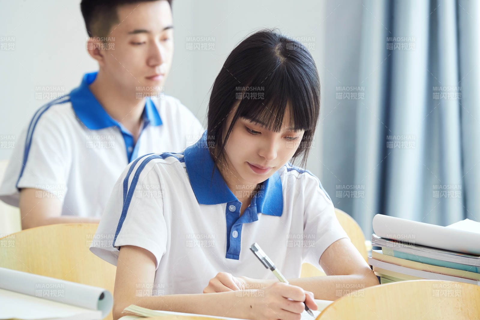 教室里努力看书学习备战高考的高中生图片