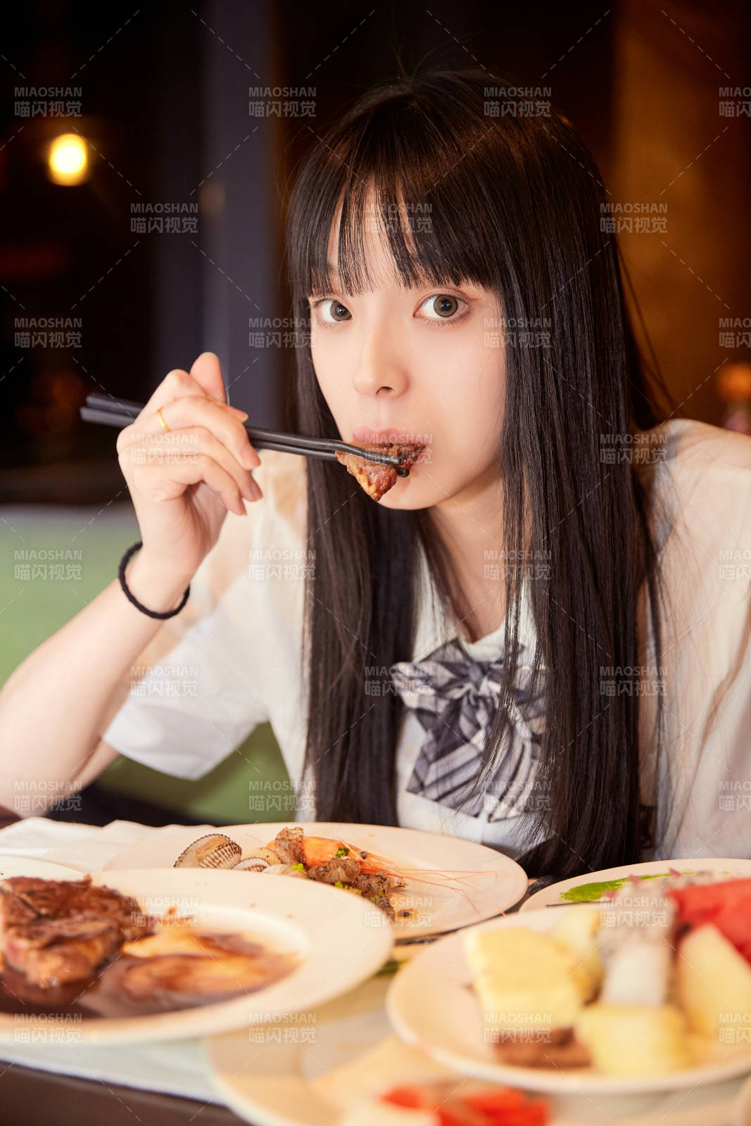 在酒店自助餐厅大吃特吃的可爱少女图片