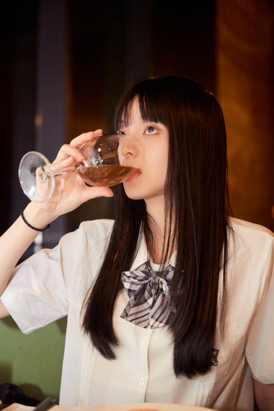 在酒店自助餐厅大吃特吃的可爱少女图片