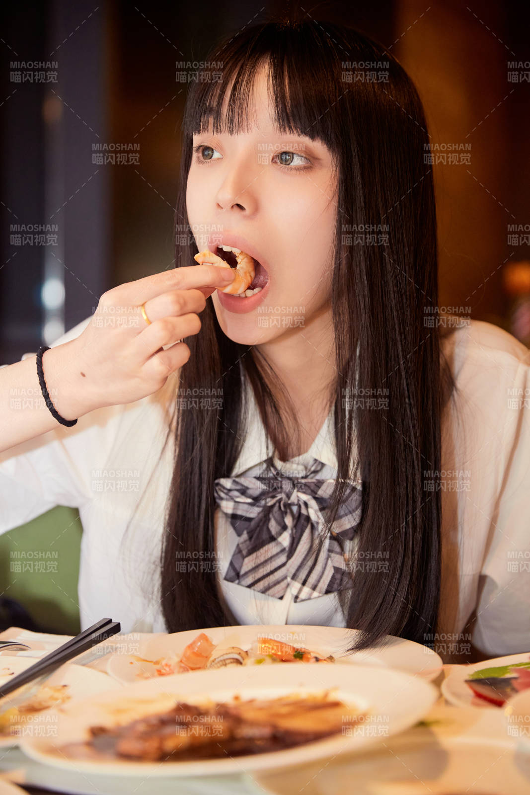 在酒店自助餐厅大吃特吃的可爱少女图片