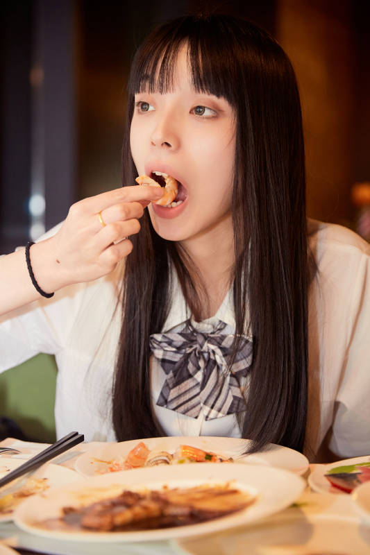 在酒店自助餐厅大吃特吃的可爱少女图片