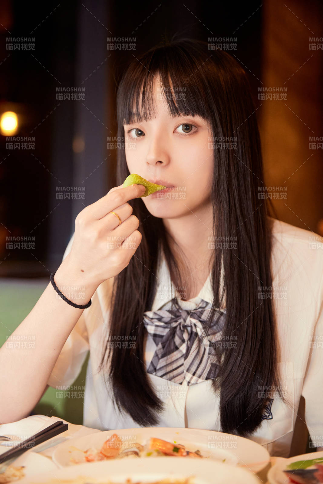 在酒店自助餐厅大吃特吃的可爱少女图片