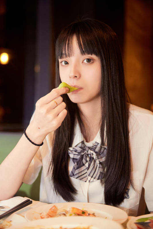 在酒店自助餐厅大吃特吃的可爱少女图片