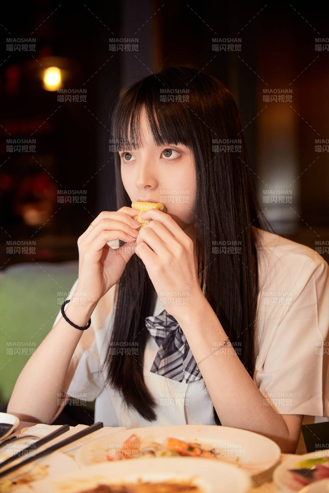 在酒店自助餐厅大吃特吃的可爱少女图片