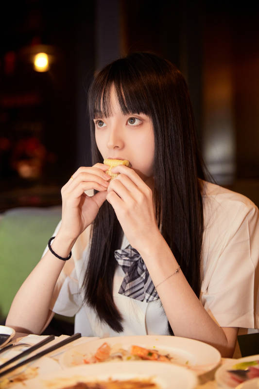 在酒店自助餐厅大吃特吃的可爱少女图片