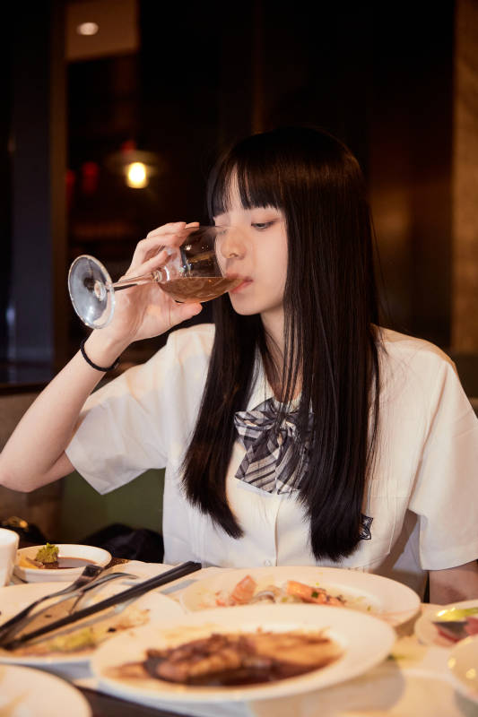 在酒店自助餐厅大吃特吃的可爱少女图片