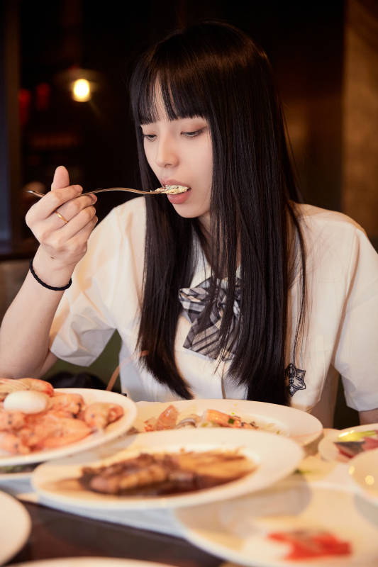 在酒店自助餐厅大吃特吃的可爱少女图片