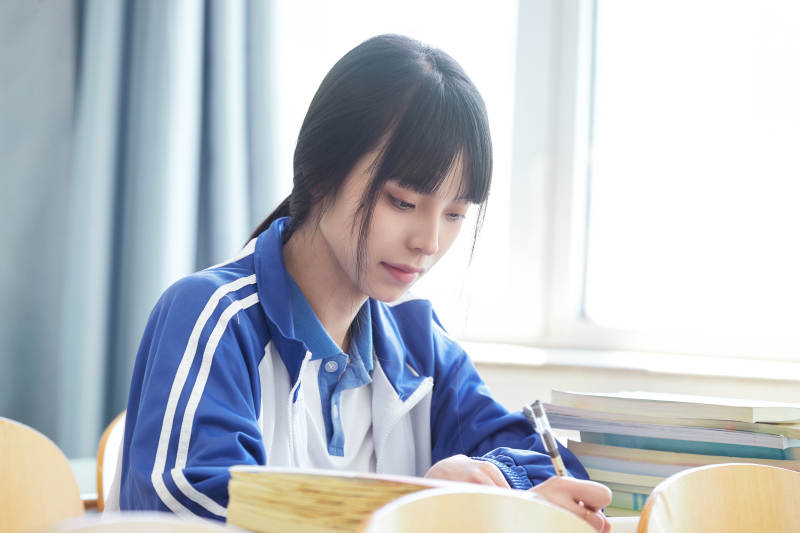 教室里努力看书学习备战高考的女高中生图片