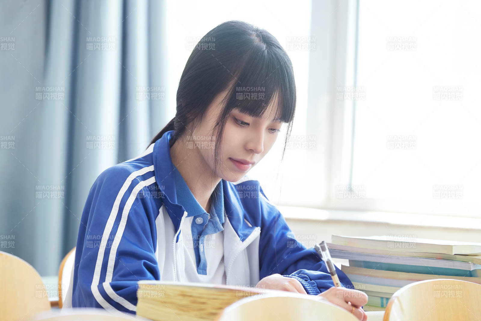 教室里努力看书学习备战高考的女高中生图片