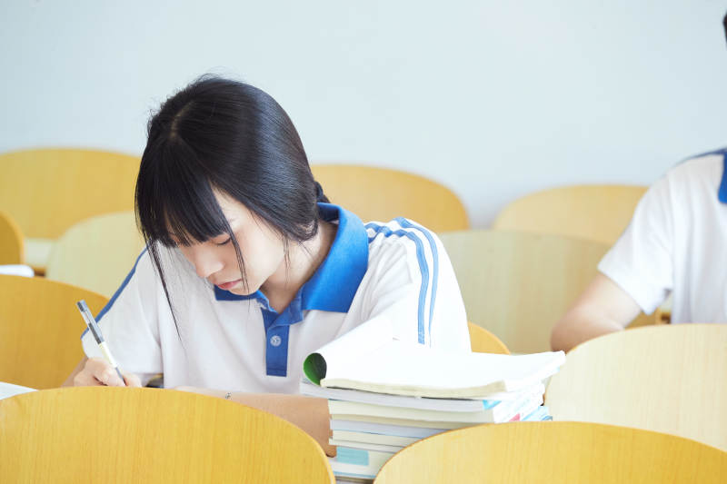 教室里努力看书学习备战高考的高中生图片