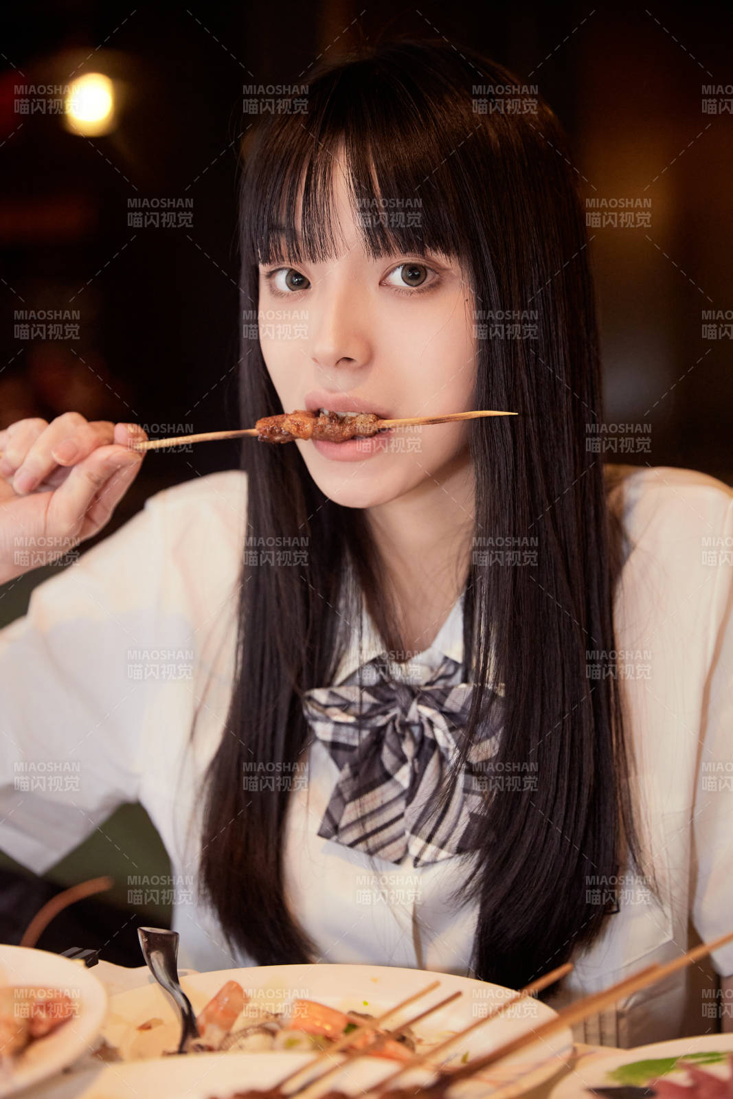 在酒店自助餐厅大吃特吃的可爱少女图片