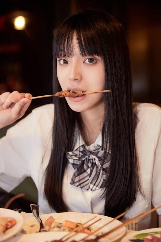 在酒店自助餐厅大吃特吃的可爱少女图片