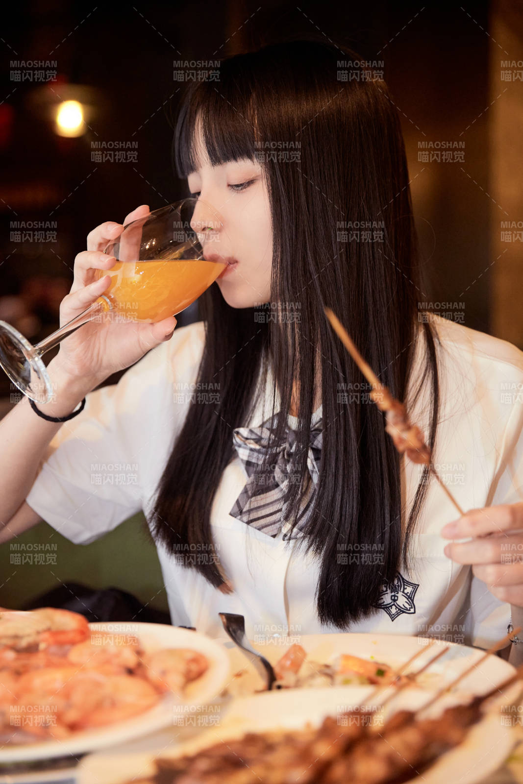 在酒店自助餐厅大吃特吃的可爱少女图片