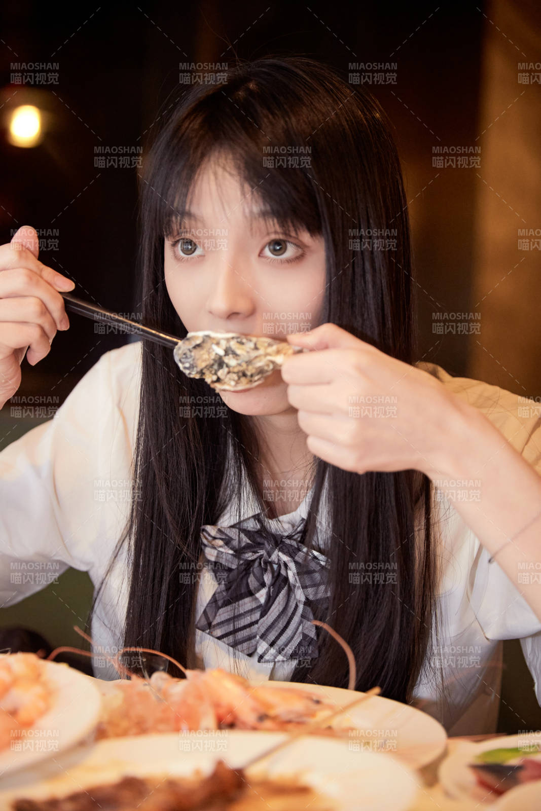 在酒店自助餐厅大吃特吃的可爱少女图片