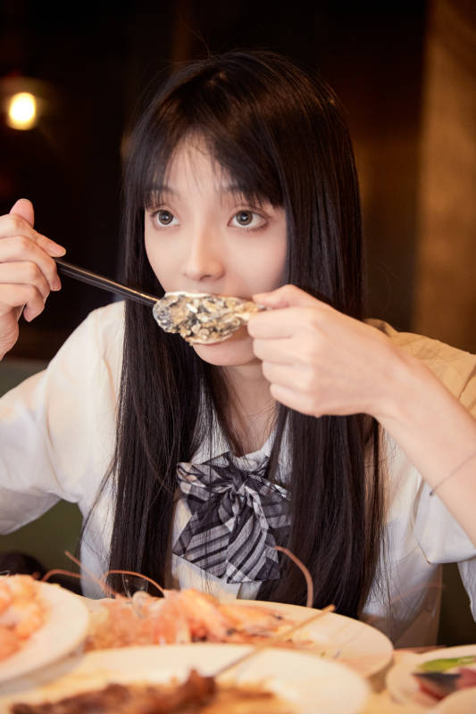 在酒店自助餐厅大吃特吃的可爱少女图片