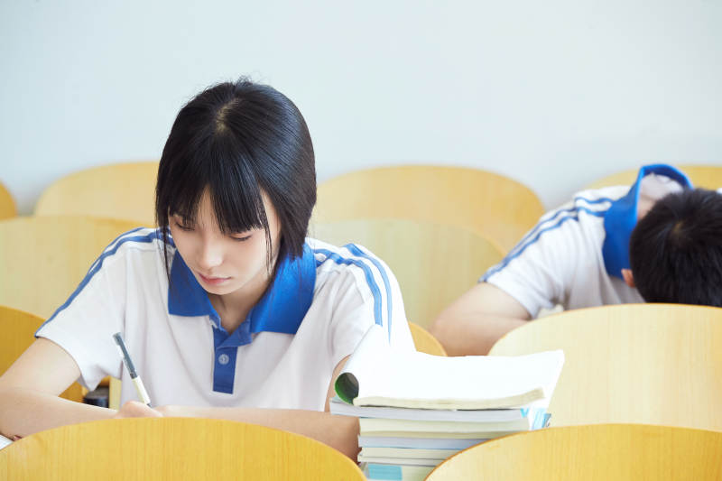 教室里努力看书学习备战高考的高中生图片