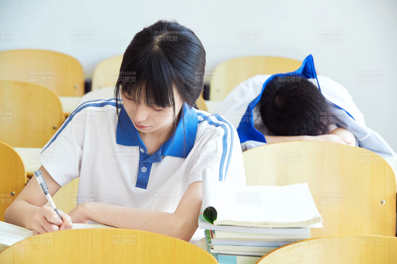 教室里努力看书学习备战高考的高中生图片