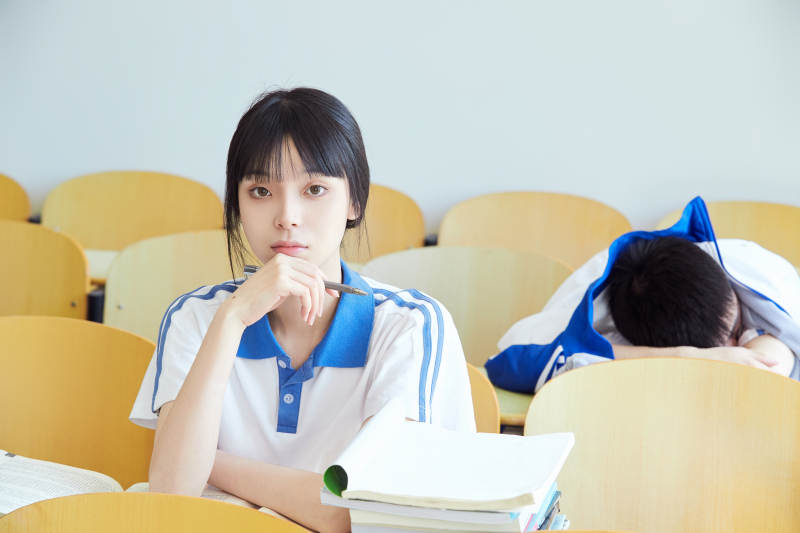 教室里努力看书学习备战高考的高中生图片