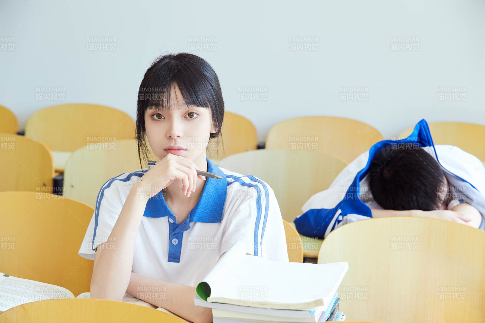 教室里努力看书学习备战高考的高中生图片