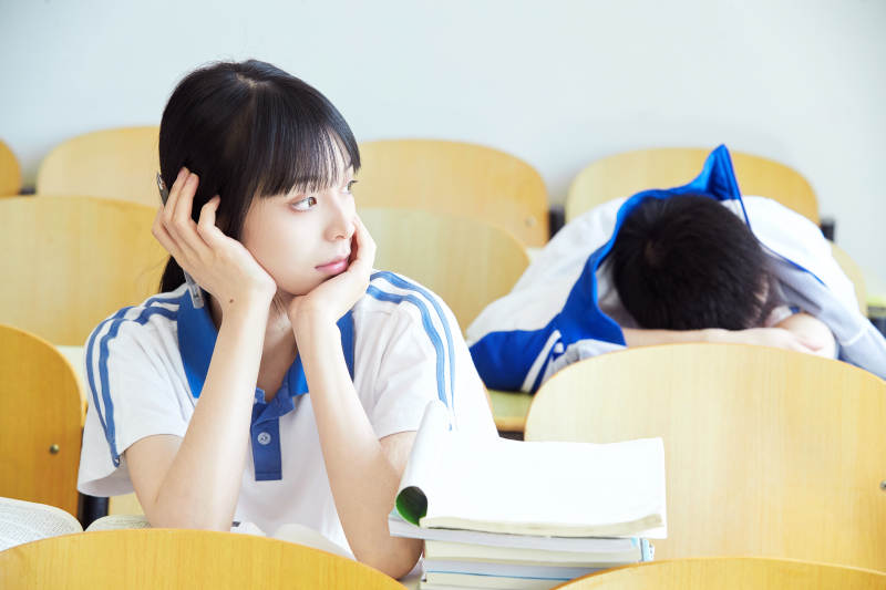 教室里努力看书学习备战高考的高中生图片