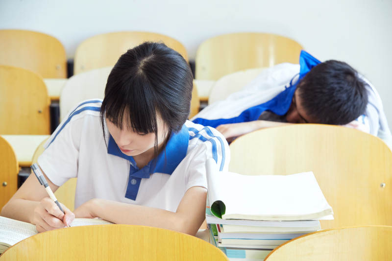 教室里努力看书学习备战高考的高中生图片