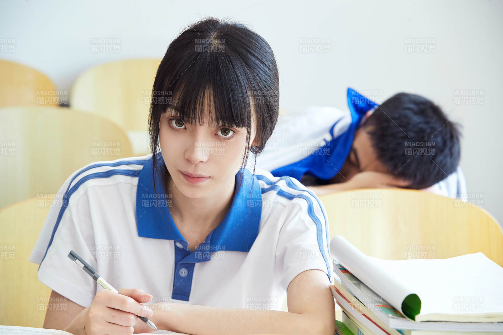 教室里努力看书学习备战高考的高中生图片