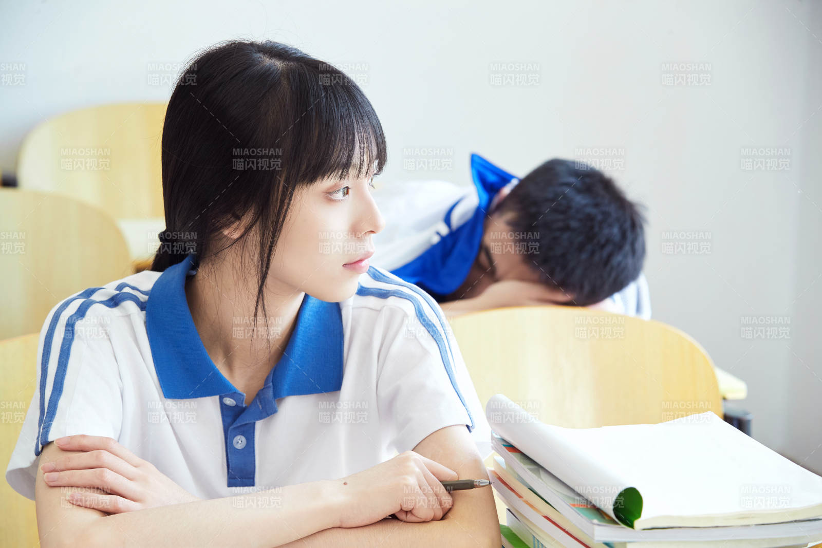 教室里努力看书学习备战高考的高中生图片