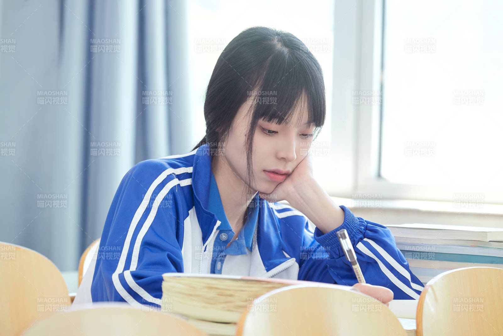 教室里努力看书学习备战高考的女高中生图片