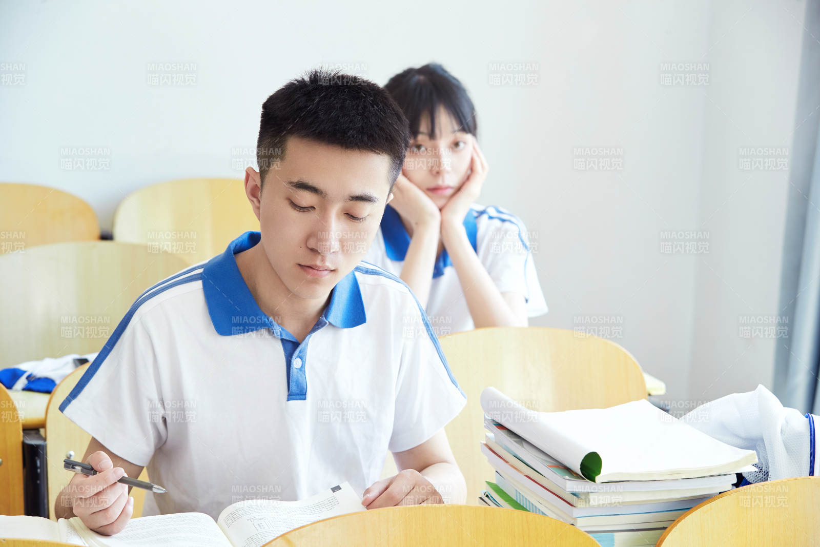 教室里努力看书学习备战高考的高中生图片