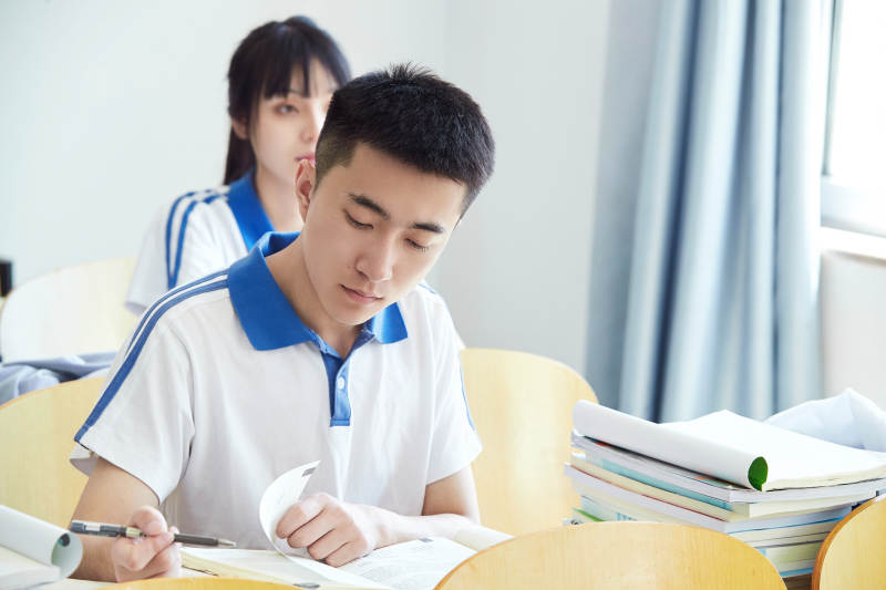 教室里努力看书学习备战高考的高中生图片