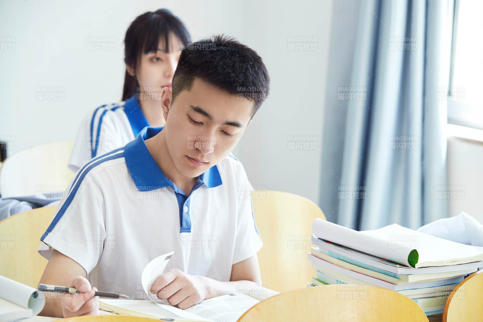 教室里努力看书学习备战高考的高中生图片