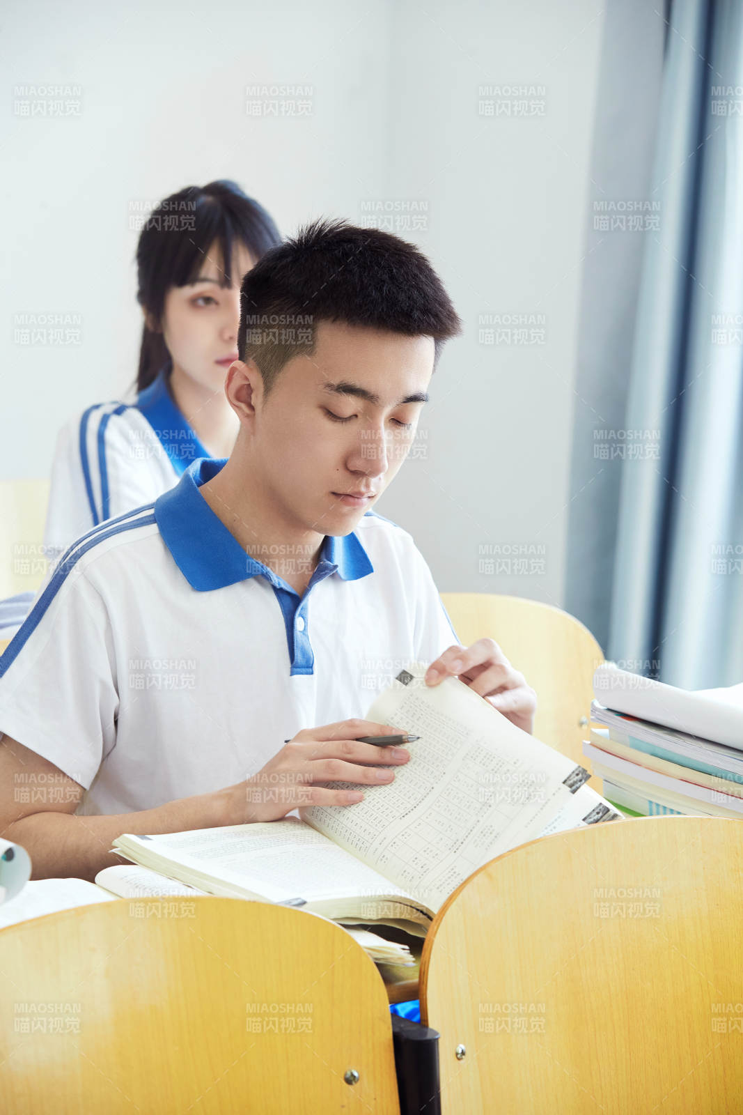 教室里努力看书学习备战高考的高中生图片