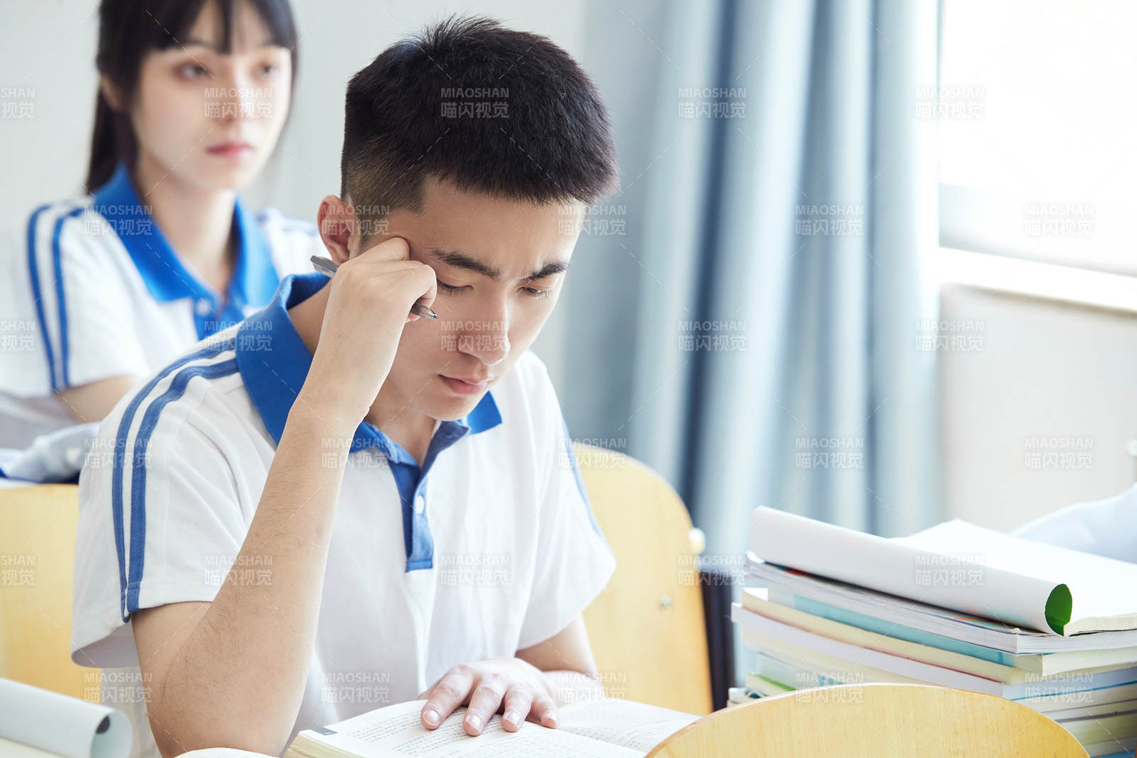 教室里努力看书学习备战高考的高中生图片