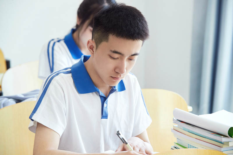 教室里努力看书学习备战高考的高中生图片