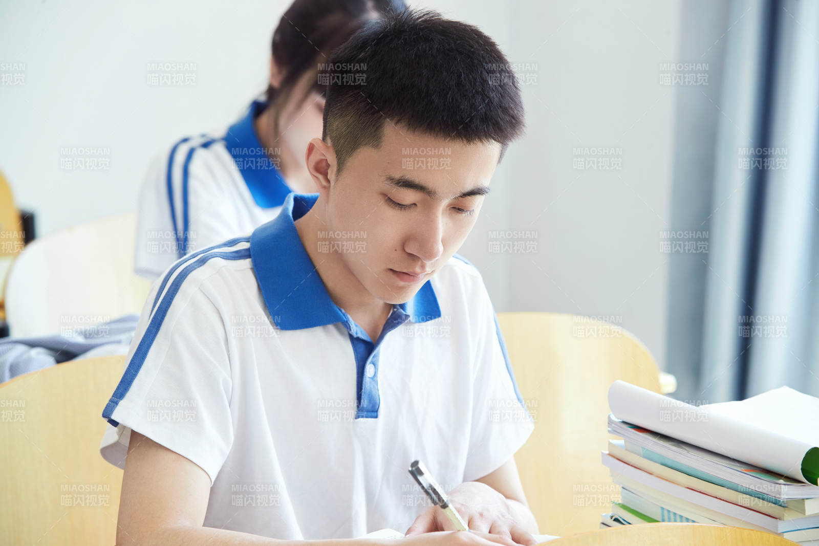 教室里努力看书学习备战高考的高中生图片