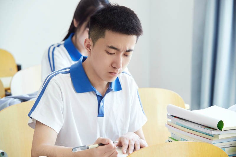 教室里努力看书学习备战高考的高中生图片