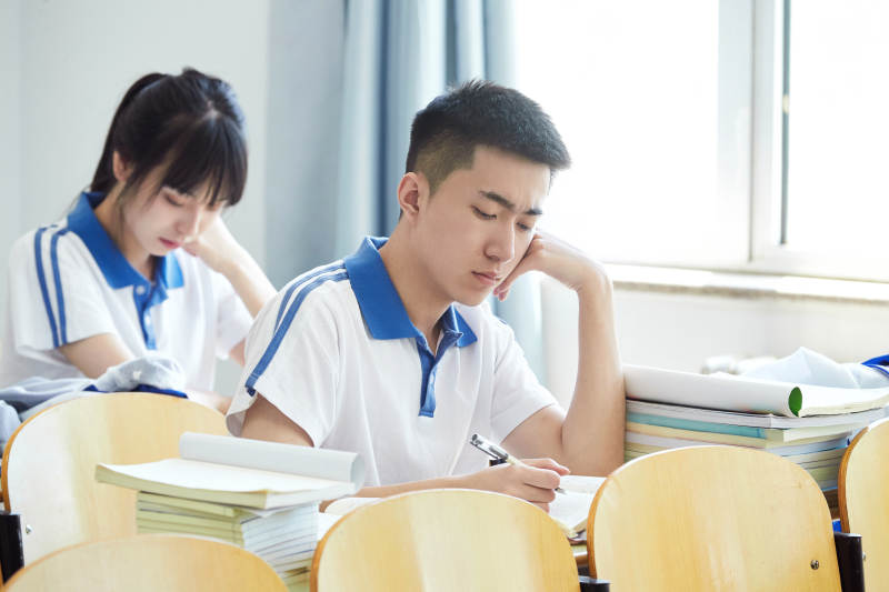 教室里努力看书学习备战高考的高中生图片