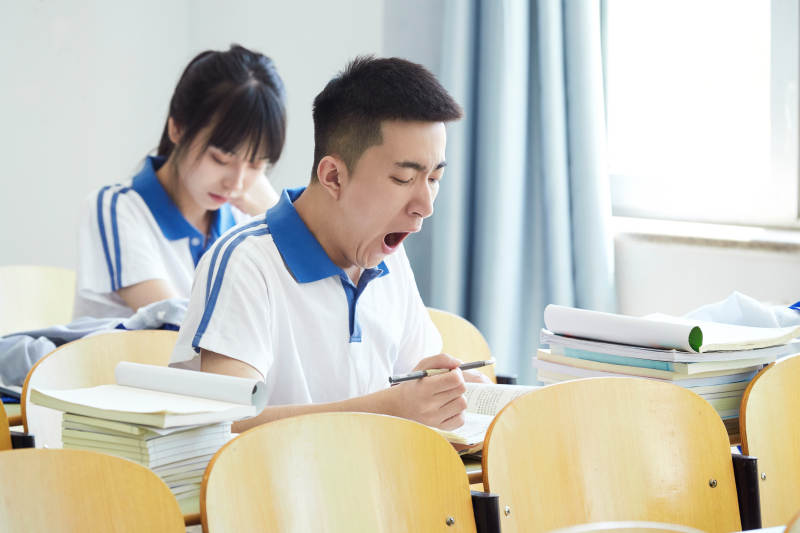 教室里努力看书学习备战高考的高中生图片